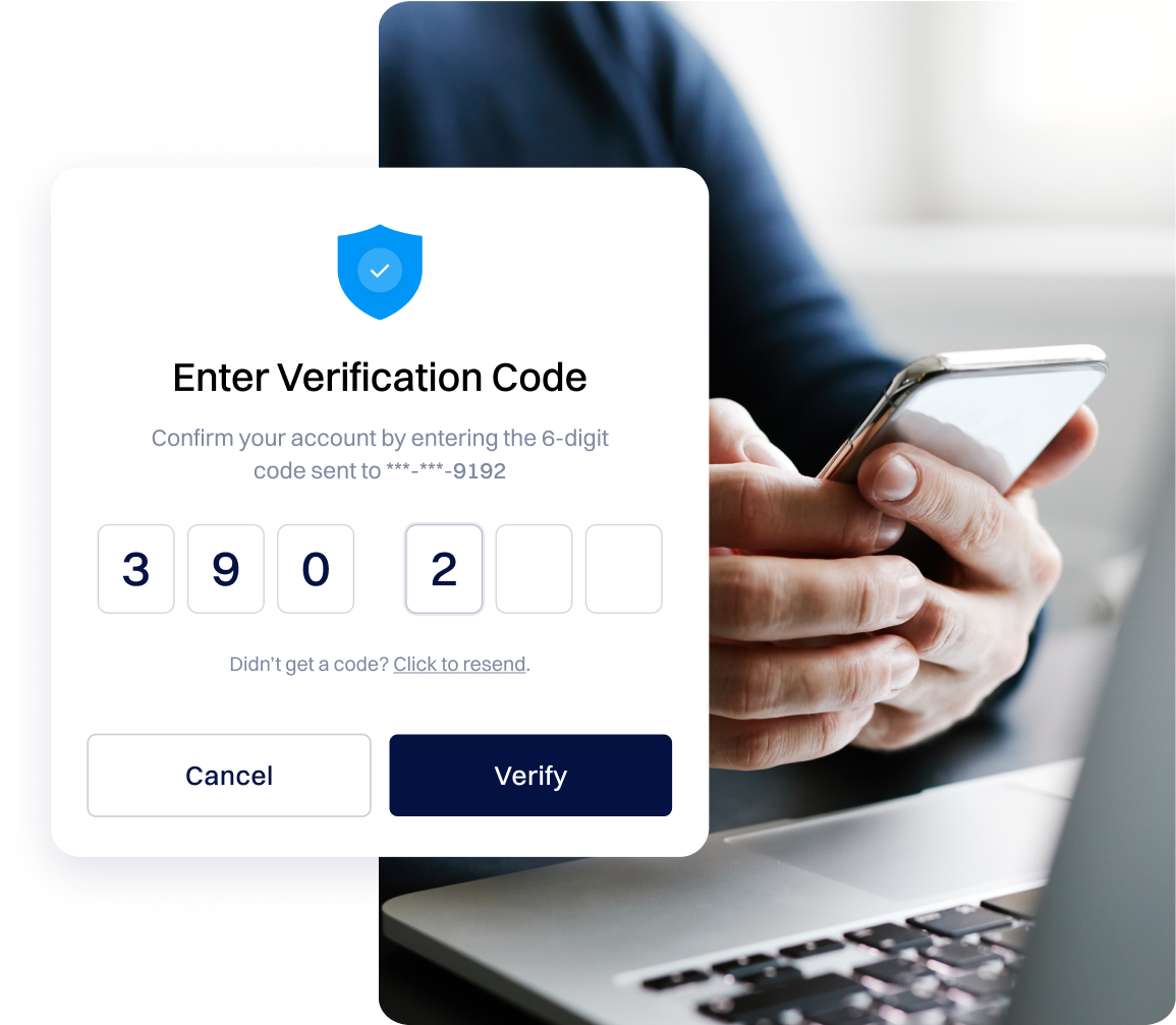 手持智能手机与笔记本电脑，正在输入6位登录验证码