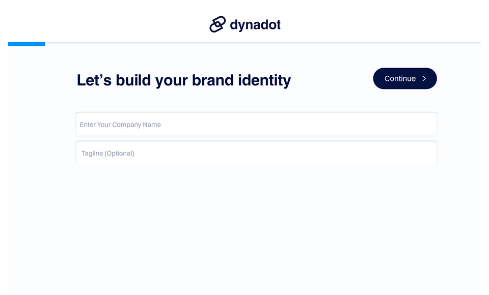 لقطة شاشة لواجهة منشئ شعار Dynadot تطلب من المستخدمين "دعنا نبني هوية علامتك التجارية"، مع حقول إدخال لاسم الشركة وشعار اختياري وزر "متابعة" في الأعلى.